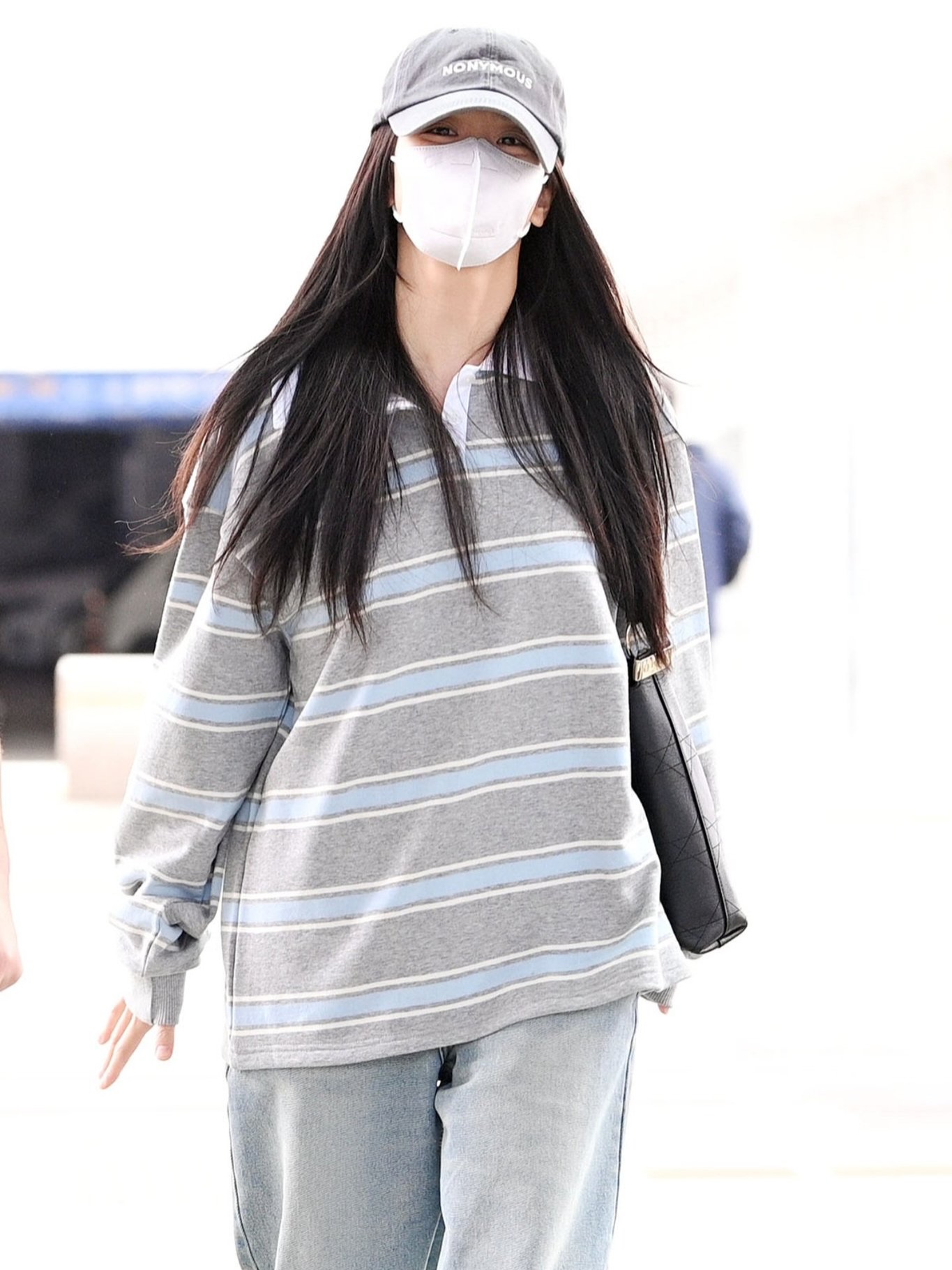 Nữ thần tượng lên đồ cơ bản hết mức có thể, hạn chế sự chú ý của truyền thông.