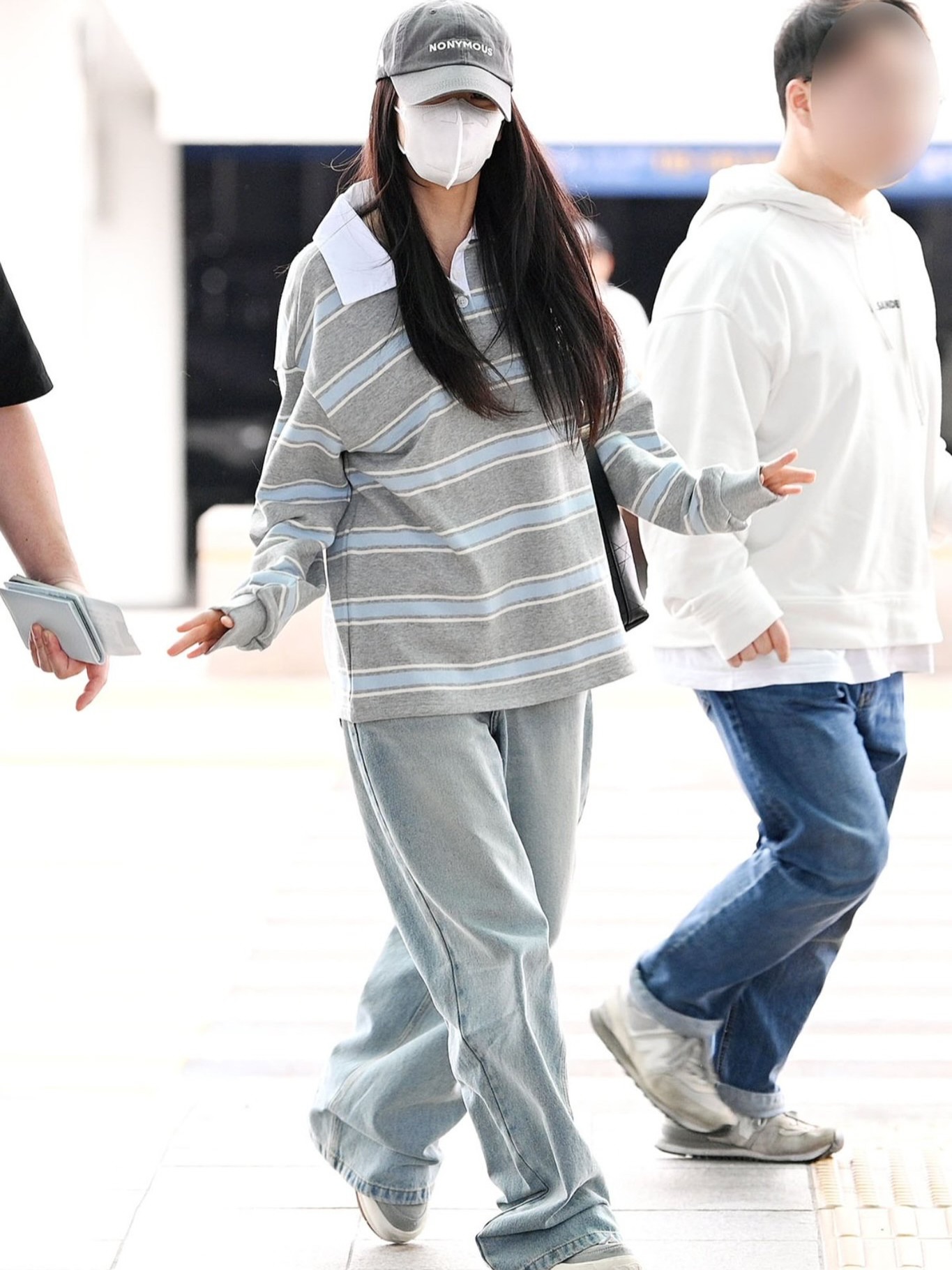 Jisoo ra sức thể hiện năng lượng không thay đổi trước ống kính. 