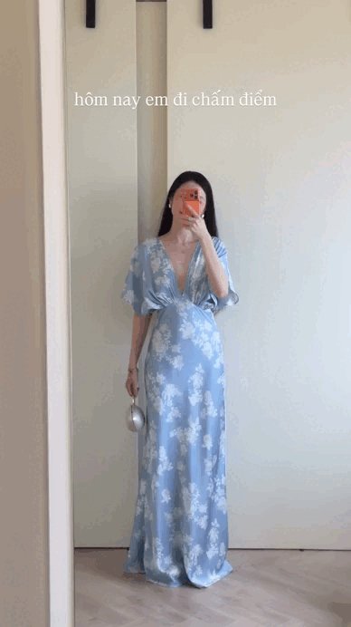 Tủ váy áo của Mai Vân Trang ngập tràn những thiết kế nịnh mắt. Chẳng hạn như trong outfit này, cô chọn diện một chiếc đầm dài màu xanh mướt, chất liệu lụa mềm mại kết hợp họa tiết hoa giúp tổng thể thêm phần dịu dàng, nữ tính. Thiết kế cổ V tạo cảm giác thanh thoát, tôn lên nét nhẹ nhàng và cuốn hút