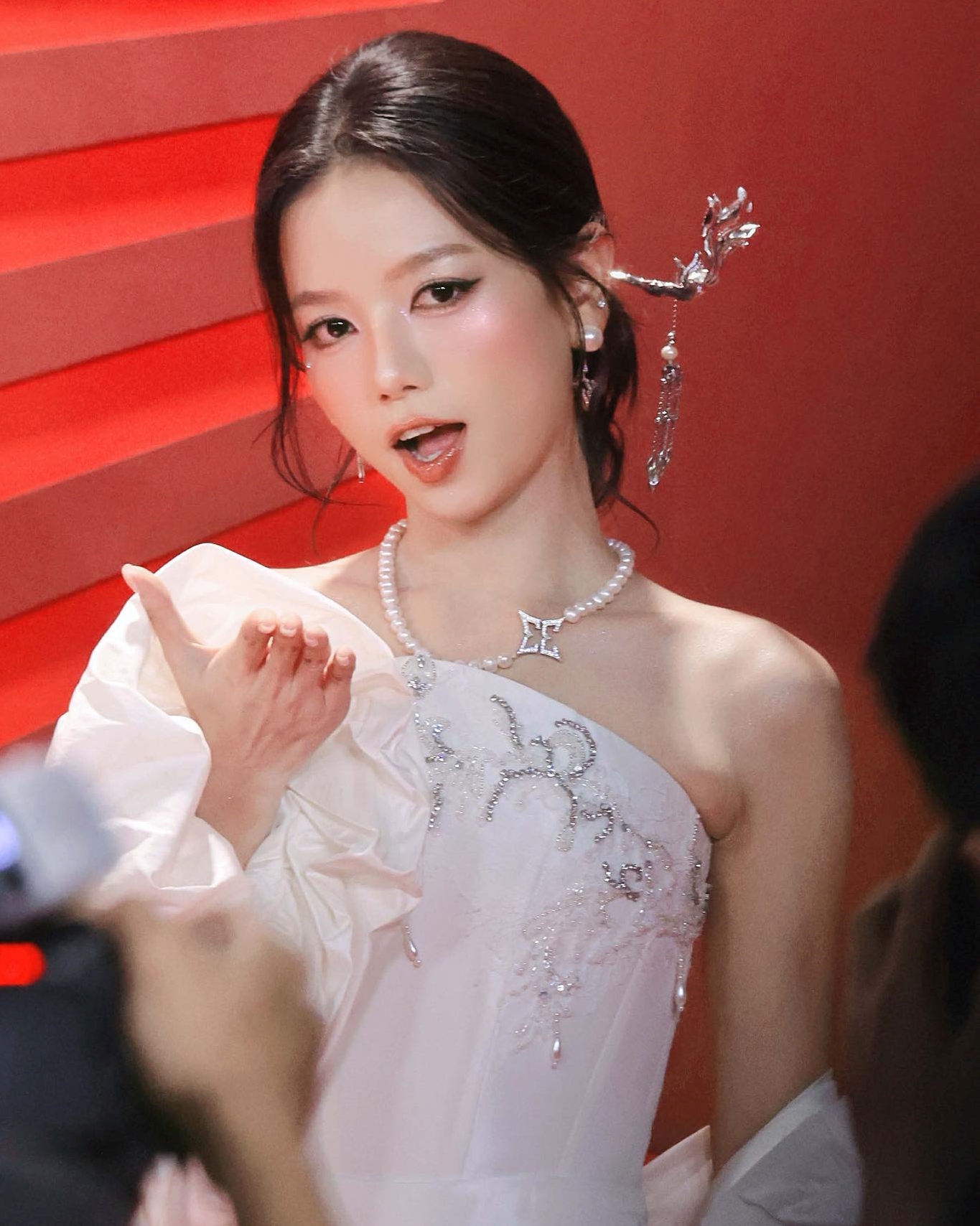 Ngọc nữ mới của Vbiz đi họp báo thôi mà, có cần đẹp vậy không: Visual đỉnh bá cháy, mê hơn cả điếu đổ