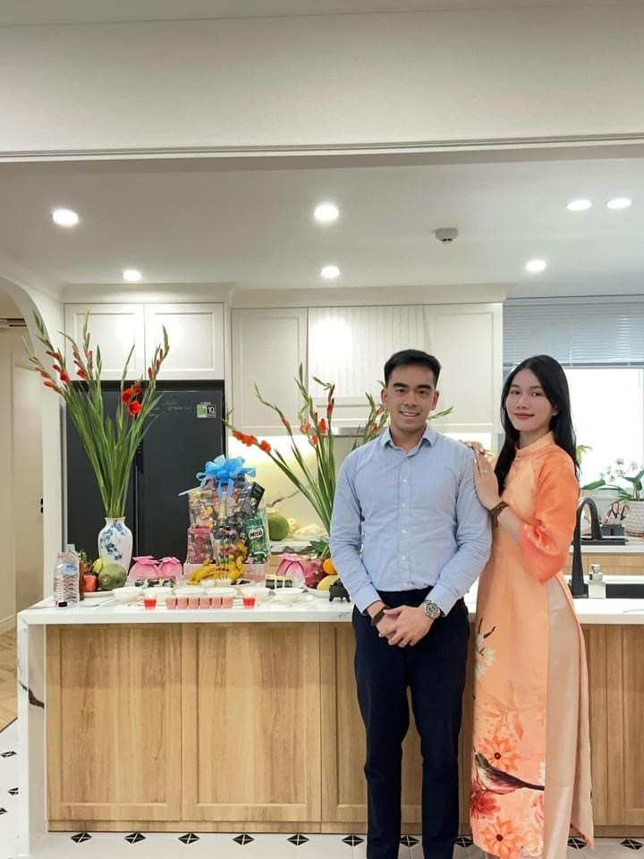 Góc bếp nổi bật với tông trắng - gỗ trung tính, ấm áp