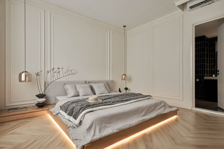 Không gian phòng ngủ tối giản, sang trọng với màu chủ đạo là trắng và xám