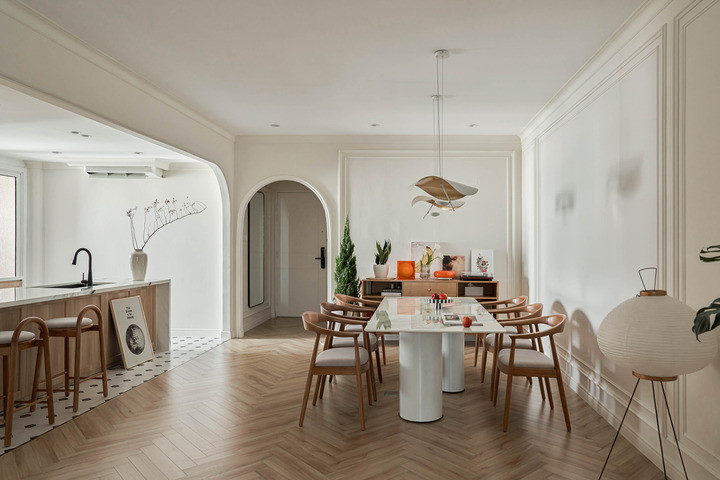 Bàn ăn đối diện bếp