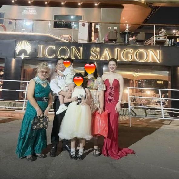 Xuất hiện bức ảnh bác sĩ Chiêm Quốc Thái bế con trai, đón sinh nhật cùng mẹ và Ngọc Loan 