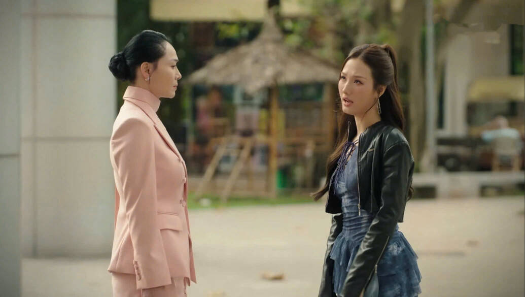 Quân và bà Dung (mẹ Quân) cùng với Diễm ba mặt một lời