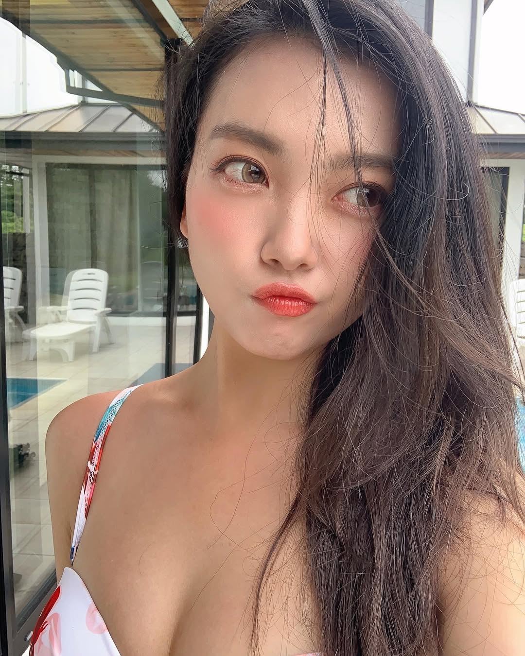 Jungkook (BTS) bỏ Winter (aespa) yêu mỹ nữ hơn 3 tuổi, còn để đàng gái check-in nhà đẹp xe sang của mình?