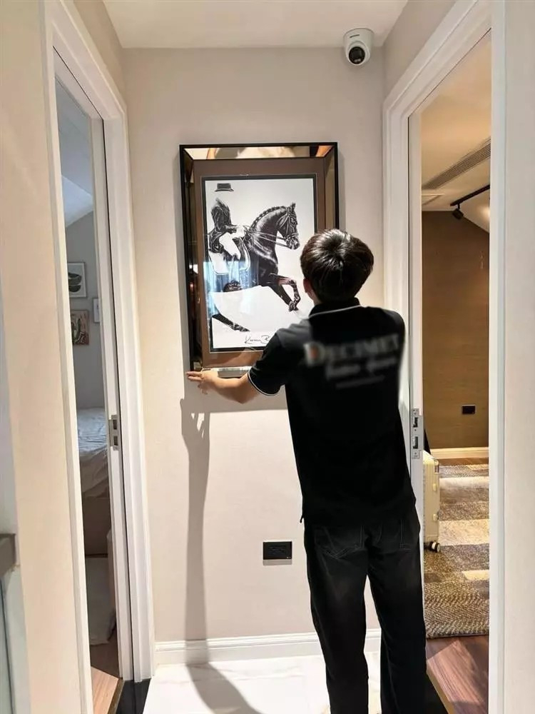 Trong nhà có nhiều tranh ảnh nghệ thuật