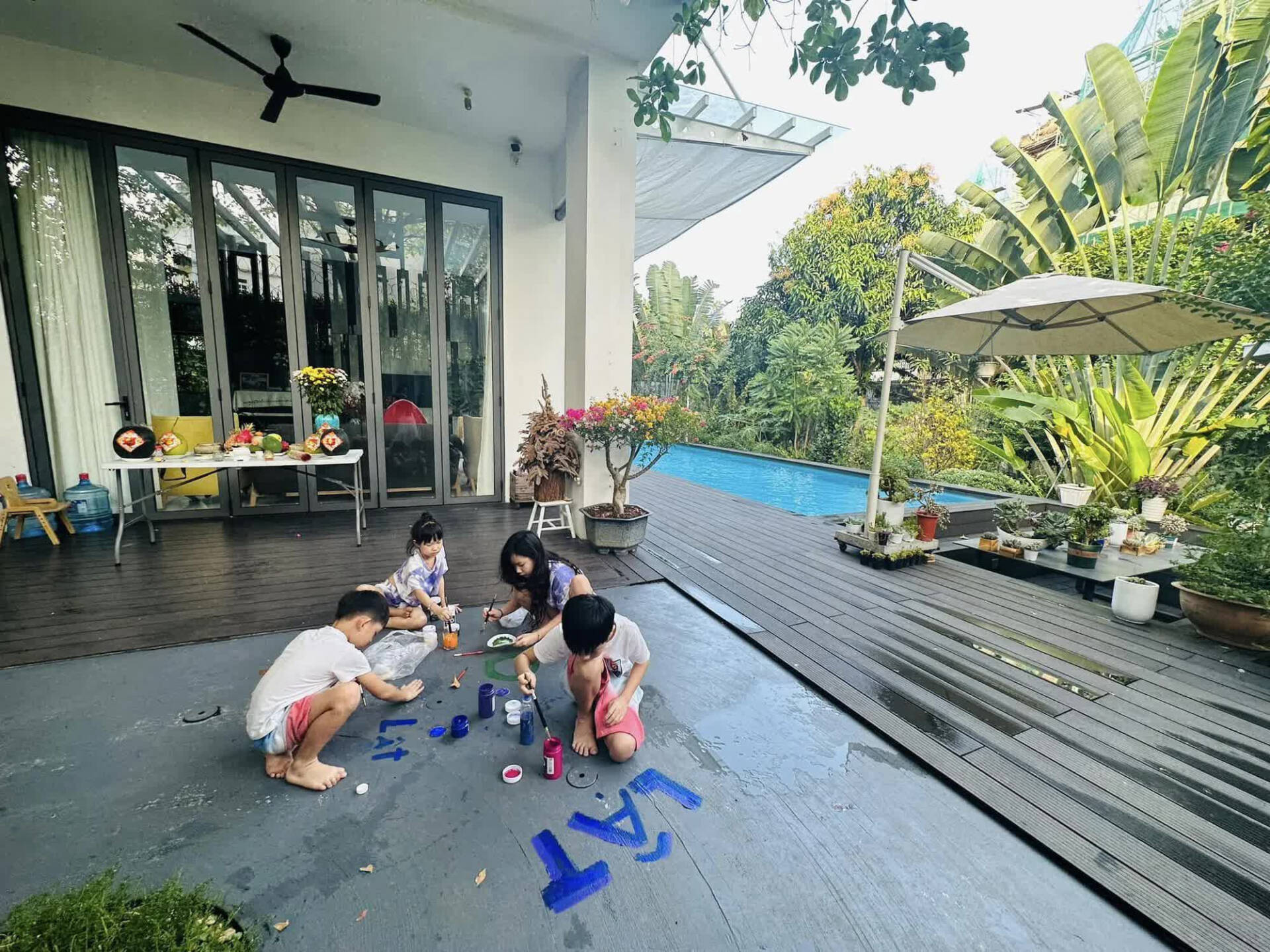 Không gian bể bơi ngoài trời