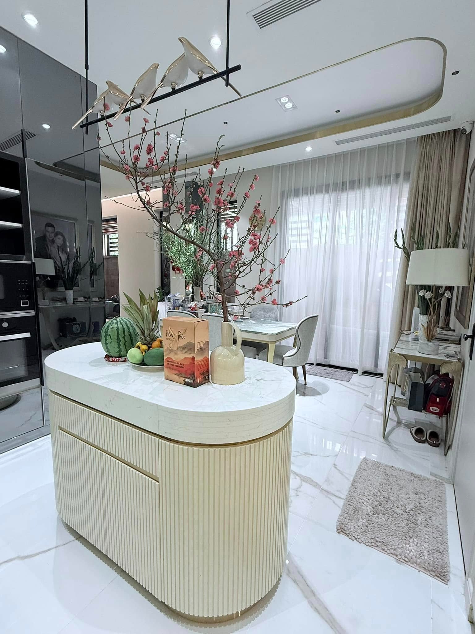 Khu vực bàn đảo bếp thường xuyên được Thúy Diễm trang trí hoa tươi