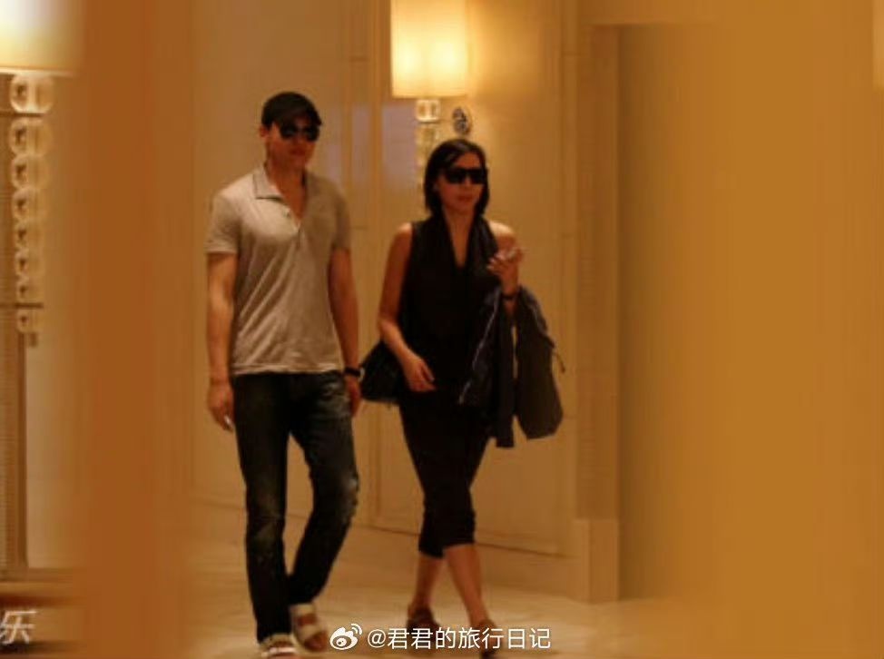 Cánh săn ảnh từng tóm gọn cặp tài tử - quản lý này đi vào khách sạn với nhau...