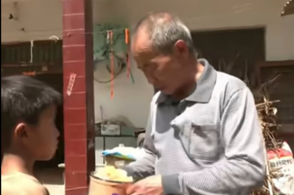 Ông nội của cậu bé cho biết Zichen thường khóc khi mơ thấy người cha quá cố của mình. Ảnh: Weibo