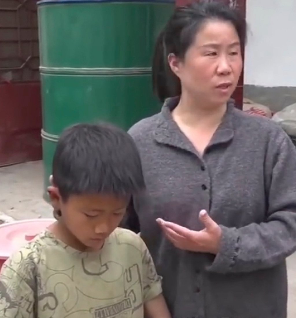 Cô giáo hứa sẽ chăm sóc cậu bé nếu ông nội có chuyện gì