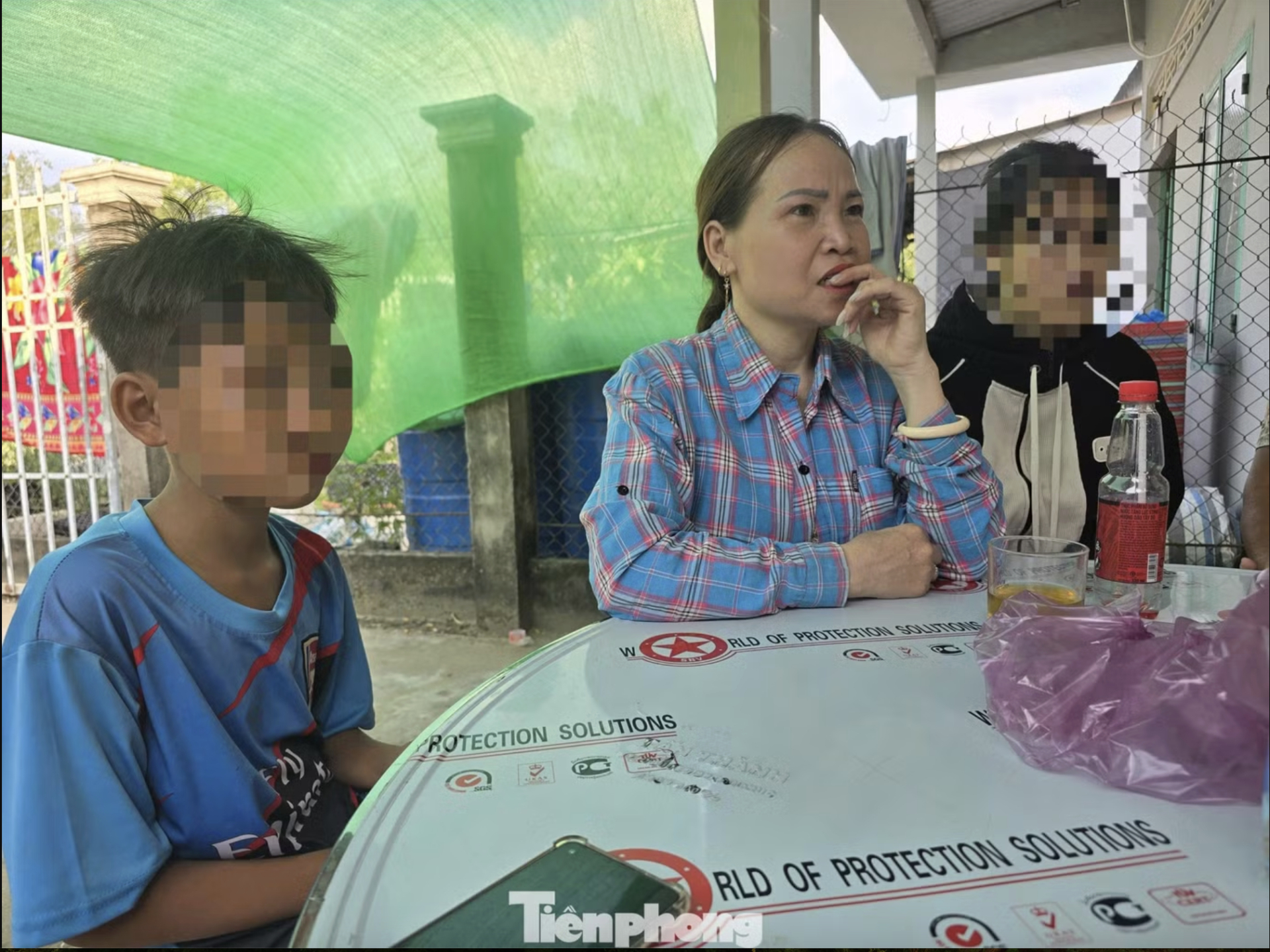 Chị Hương cùng hai con nhỏ vẫn không khỏi bàng hoàng trước sự ra đi đột ngột của người chồng (Ảnh: Tiền phong Online)