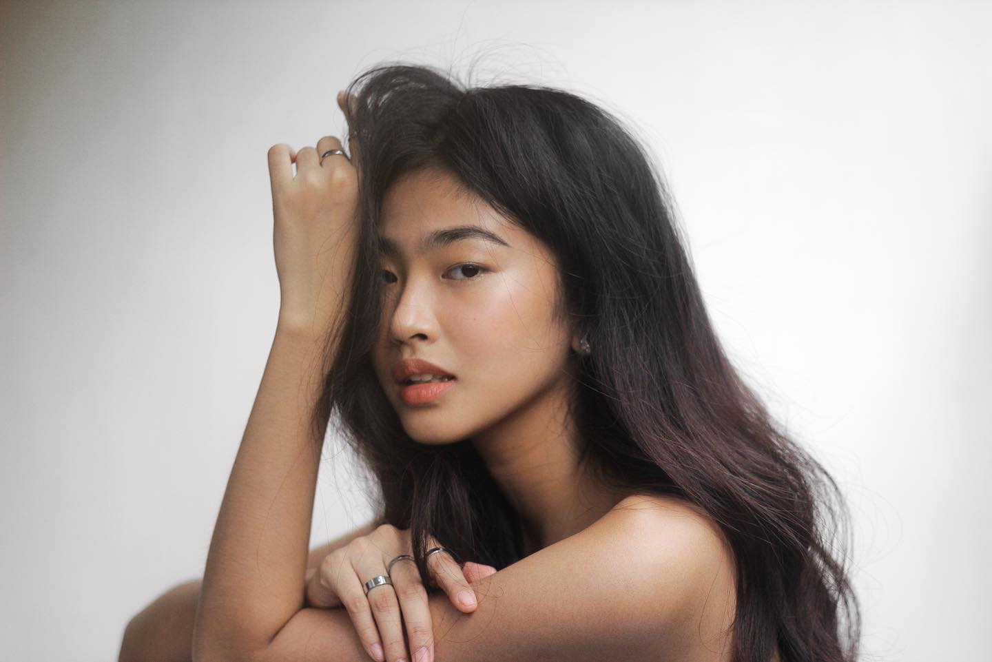 Sự cố hy hữu: Mẫu nữ đứt dây áo chỉ 5 giây khi vừa ló mặt và màn xử lý khiến chục triệu người vỗ tay