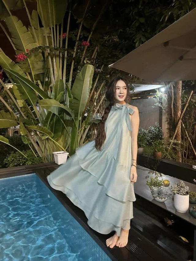 Minh Hà check-in bể bơi tại gia