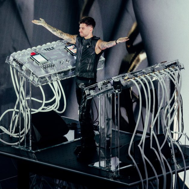   Tiết mục của Anyma diễn ra tại khu vực Sahara Tent đã kết thúc vào lúc 1h09 sáng, vượt 9 phút so với quy định (Ảnh: X)  