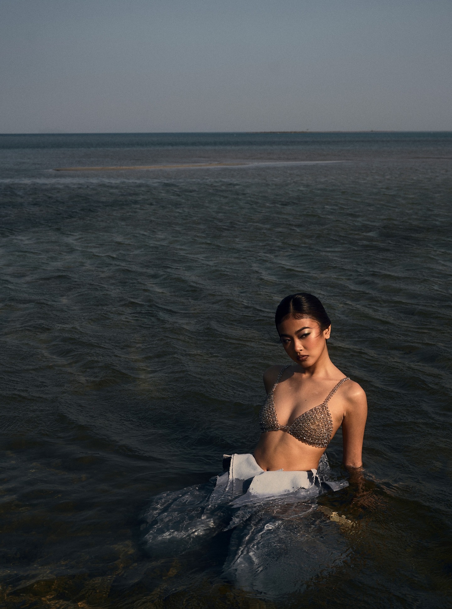 Sự cố hy hữu: Mẫu nữ đứt dây áo chỉ 5 giây khi vừa ló mặt và màn xử lý khiến chục triệu người vỗ tay