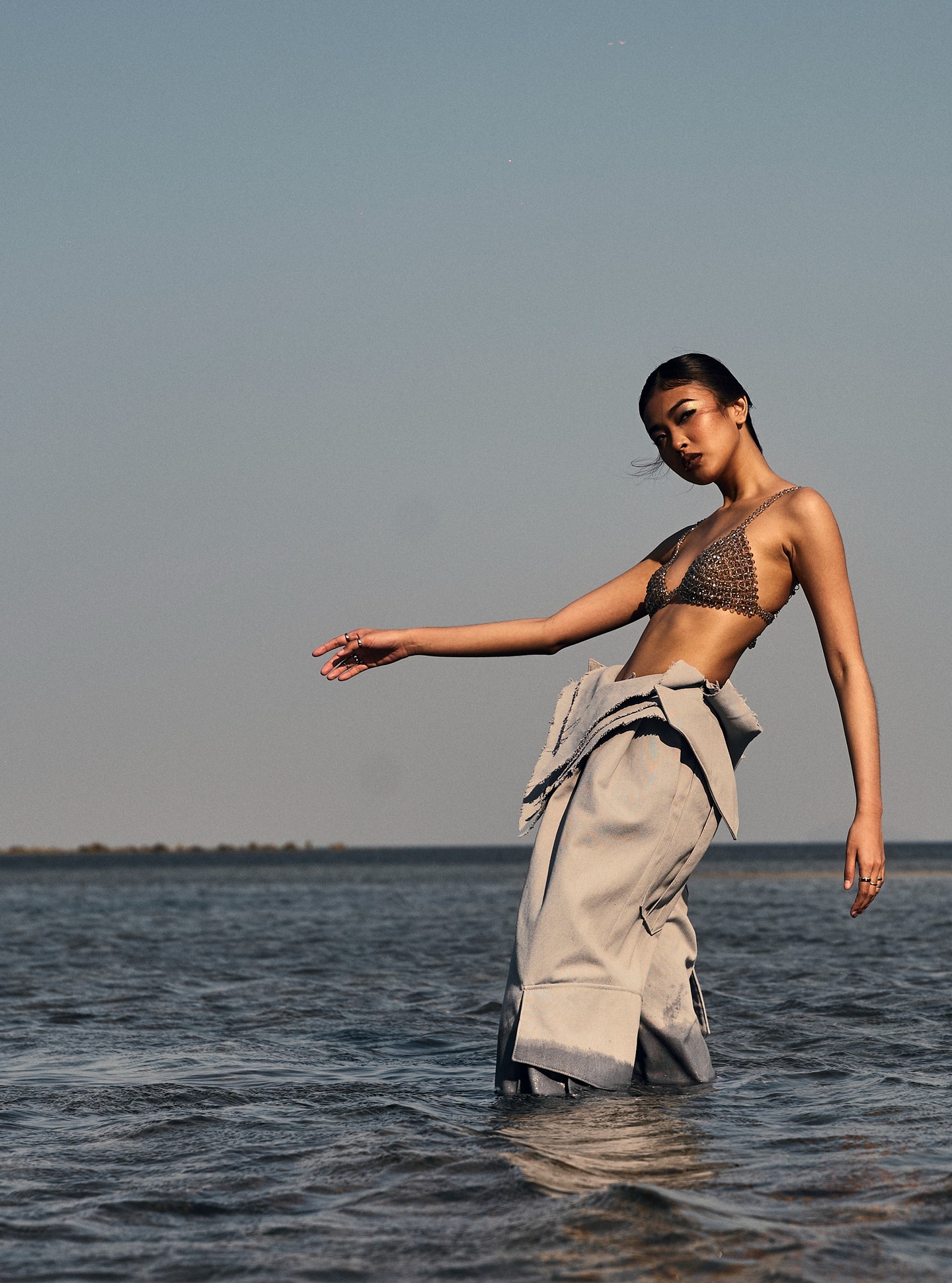 Sự cố hy hữu: Mẫu nữ đứt dây áo chỉ 5 giây khi vừa ló mặt và màn xử lý khiến chục triệu người vỗ tay