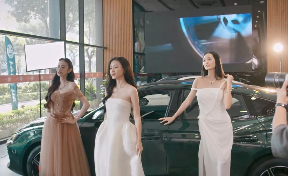 Vi Minh và các á hậu luôn so kè với nhau