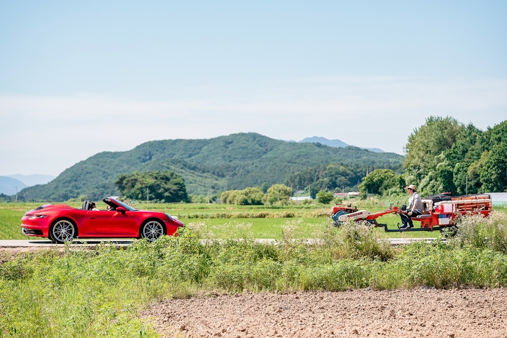 Mối quan hệ của hai nhân vật chính bắt đầu một cách không suôn sẻ.