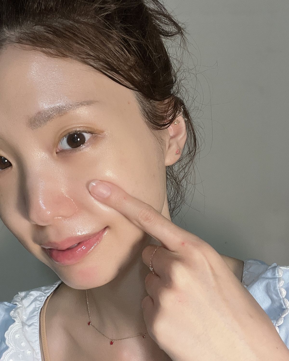 Làm 4 việc này khi thức giấc, làn da tôi “tươi mới” lúc nào không hay