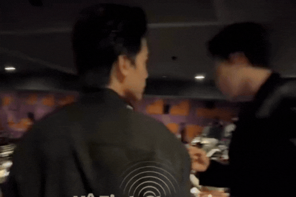 Steven Nguyễn chỉ vào ghế tình yêu để nhường chỗ cho đôi trẻ