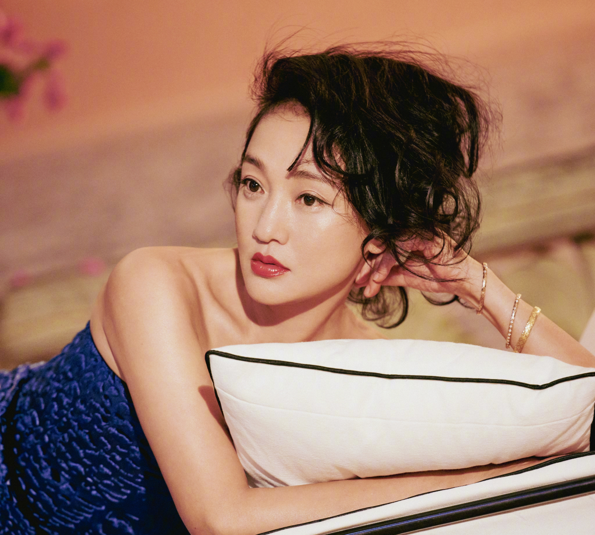 Trong khi đó, hình ảnh do văn phòng đại diện đăng lên nữ diễn viên vẫn trẻ trung quyến rũ