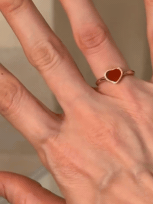 Anh còn đích thân đeo món trang sức này cho 