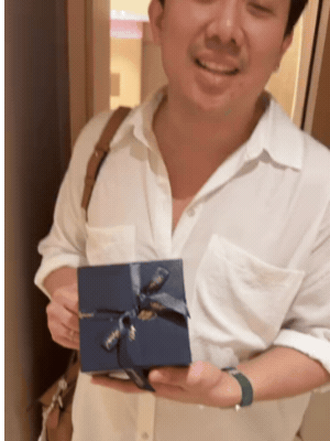 Trấn Thành mang một hộp quà chỉn chu, sang trọng về tặng Hari Won không vì bất kì dịp kỷ niệm gì 