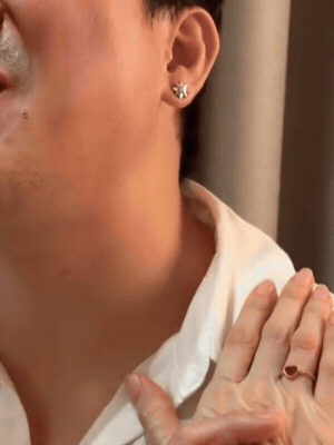 Biểu cảm vui sướng của Trấn Thành khi thấy Hari Won hét lên vì quá thích món quà 