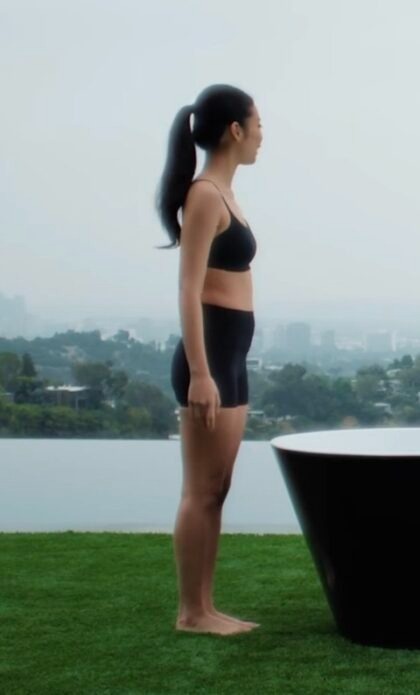 Vóc dáng của nữ thần tượng ở góc nghiêng từng bị dân mạng mang ra bàn tán và chê bai cô có vùng bụng dưới to. Ảnh: KoreaBoo. 