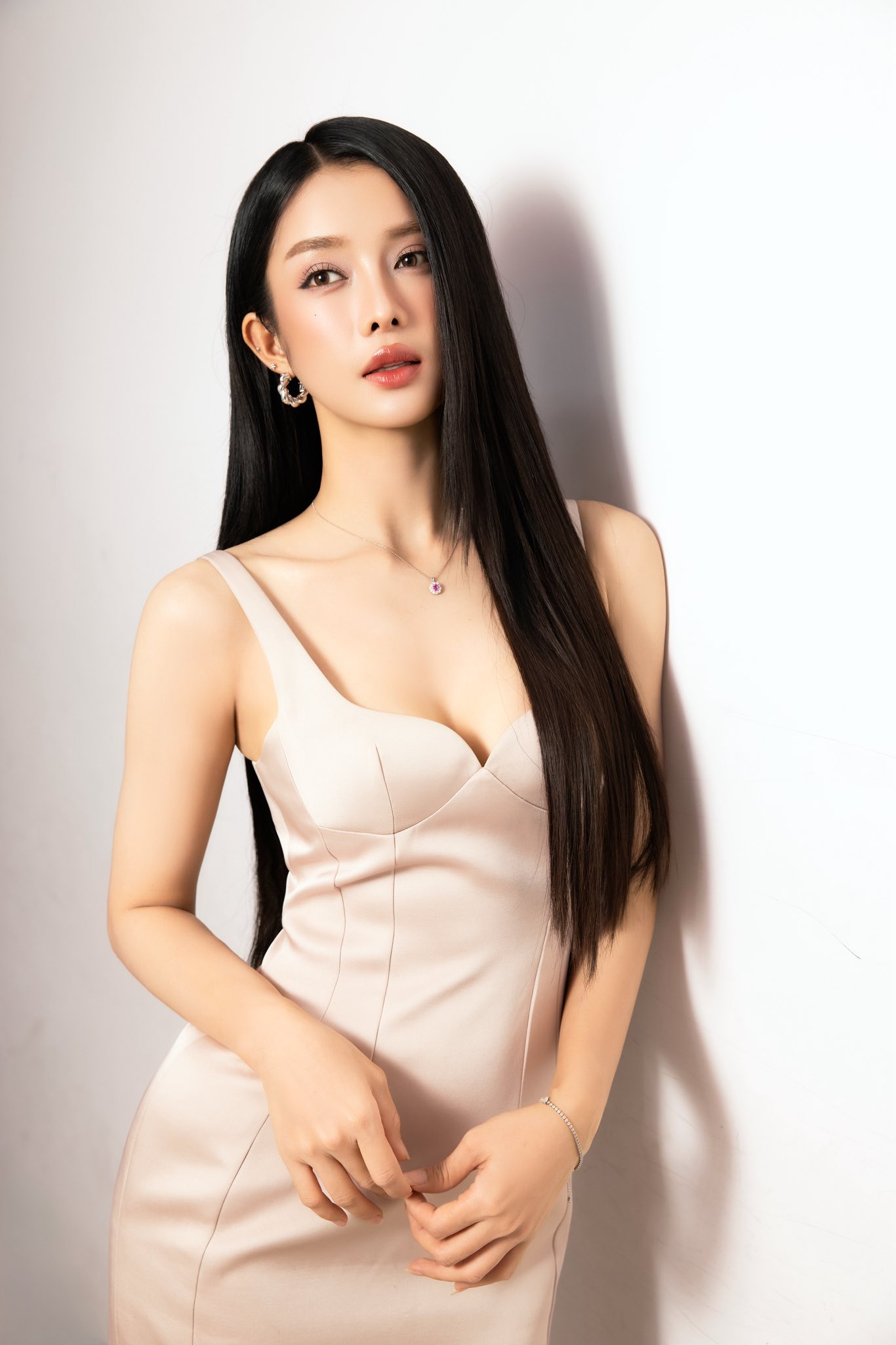 Cận cảnh nhan sắc mỹ nhân dân tộc Tày đang làm náo loạn cõi mạng, đến Hoa hậu đứng cạnh cũng chỉ làm nền