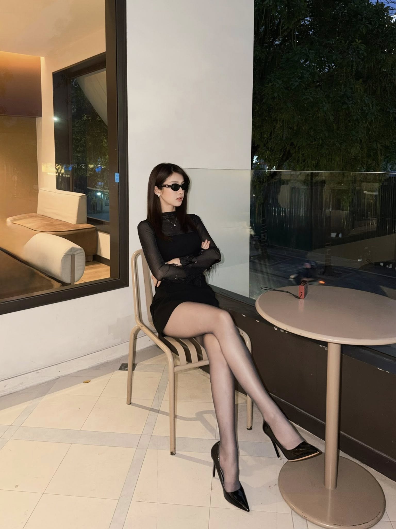 Đôi chân dài miên man của nữ diễn viên sinh năm 1995