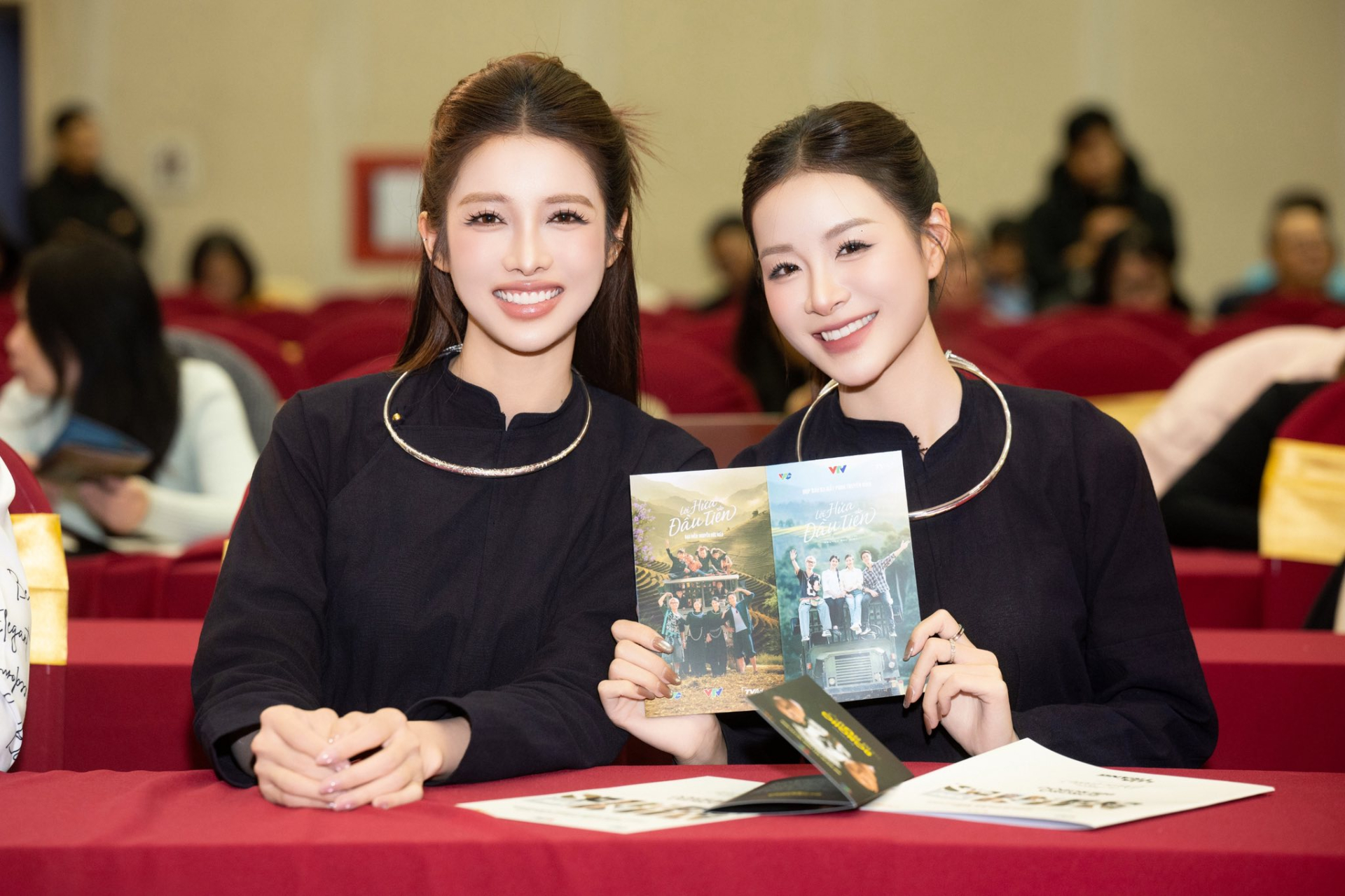 Hai diễn viên đọ sắc trong buổi họp báo phim