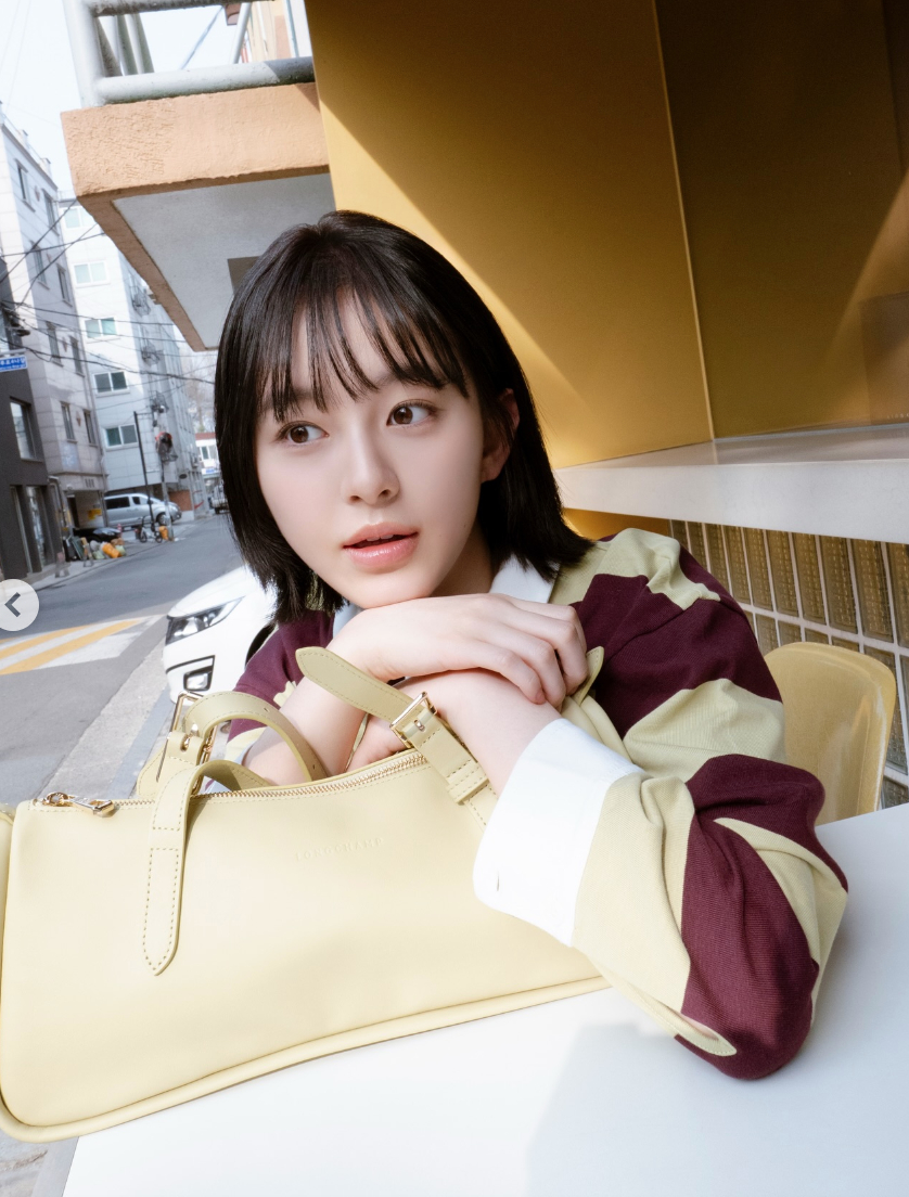   Và trong lúc làng mốt hiện nay đã quá nhiều thứ gây chú ý, đôi khi một chiếc túi “nhìn hiền mà có võ” như Looong lại là thứ khiến người ta muốn dùng lâu và nhiều nhất. Có lẽ đó mới là tiêu chí quan trọng nhất để người dùng đánh giá trước khi quyết định bỏ tiền mua một món đồ hiệu. Ảnh: Instagram  