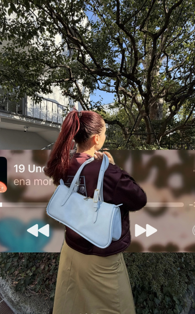 Đặc biệt hai tông xanh baby blue và xanh hạt dẻ đang được dự đoán sẽ phủ sóng street style vì vừa mát mắt vừa hợp vibe mùa hè sắp tới. Ảnh: instagram. 