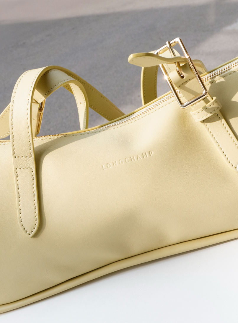 Phom túi vẫn giữ được shape, nhưng không quá cứng, cũng không quá nặng nên khi kết hợp để phối đồ, người mặc sẽ rất dễ chịu. Ảnh: instagram