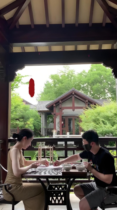 Chồng cô thường xuất hiện che mặt