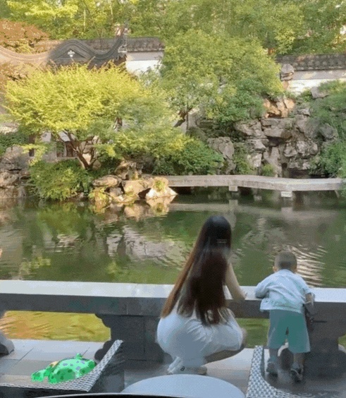 Còn con cái thì chỉ lộ phần sau, không nhận ra được