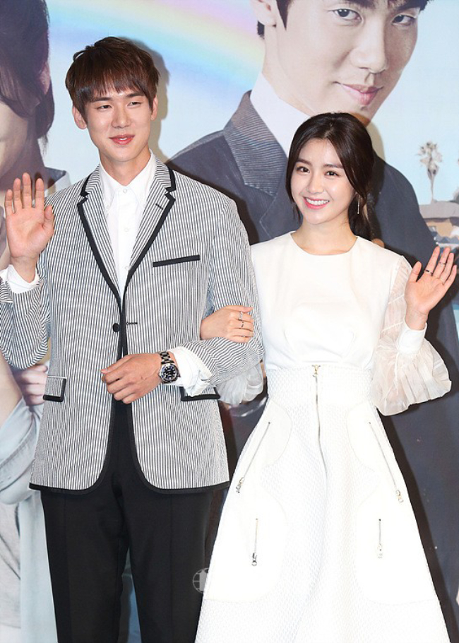 Có khoảng thời gian dài nữ diễn viên được các nhà sản xuất o bế. Cô từng có cơ hội hợp tác với nhiều sao nam đình đám, và “tổng tài” Yoo Yeon Seok là 1 trong số đó. Ảnh: Naver