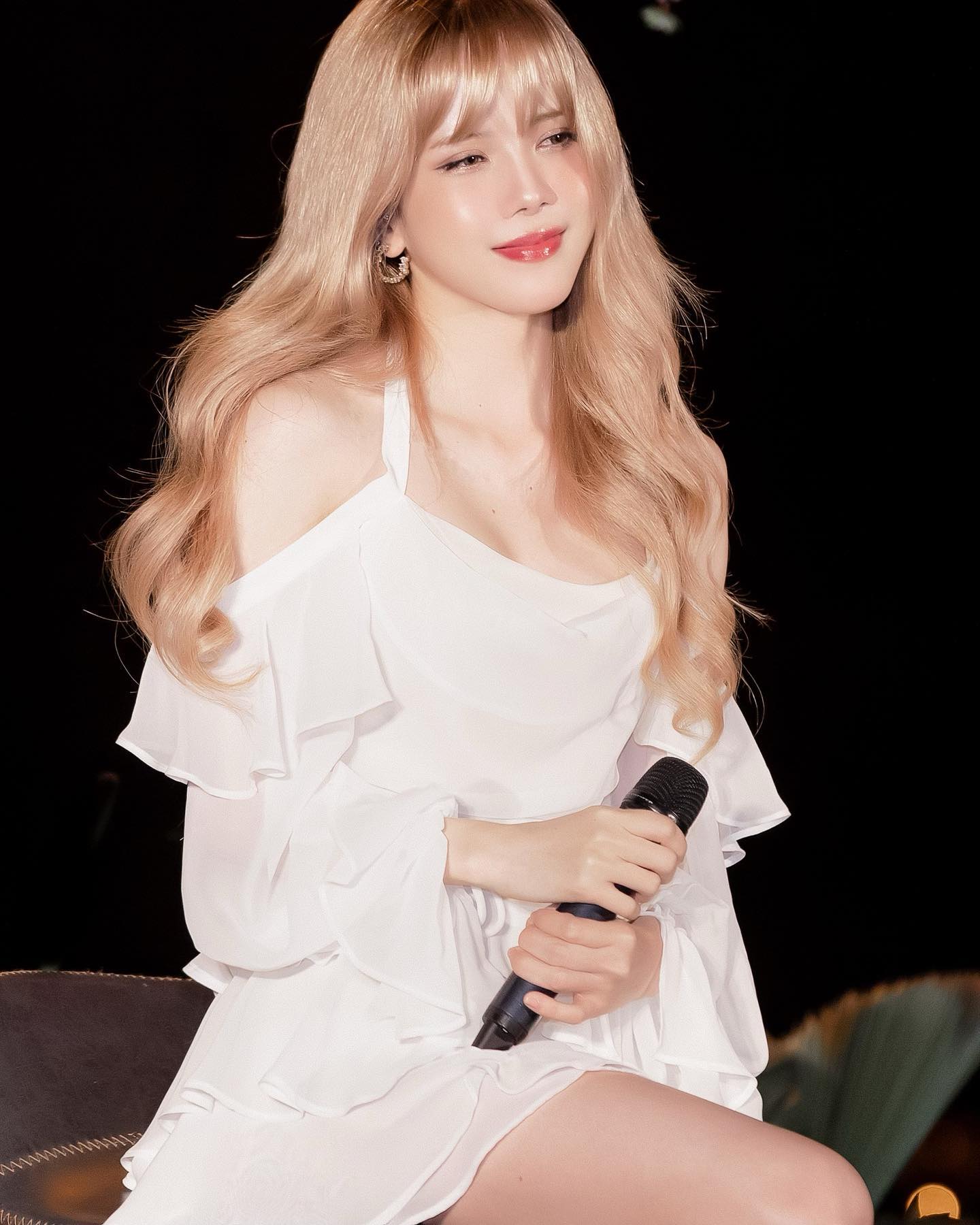 Thiều Bảo Trâm công khai bức hình ám ảnh