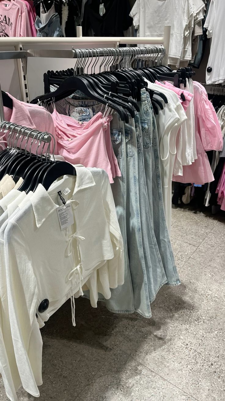 Đối thủ Zara từng khiến giới trẻ Việt xếp hàng xuyên đêm, thời hoàng kim là cú bùng nổ của fast fashion, giờ ra sao?