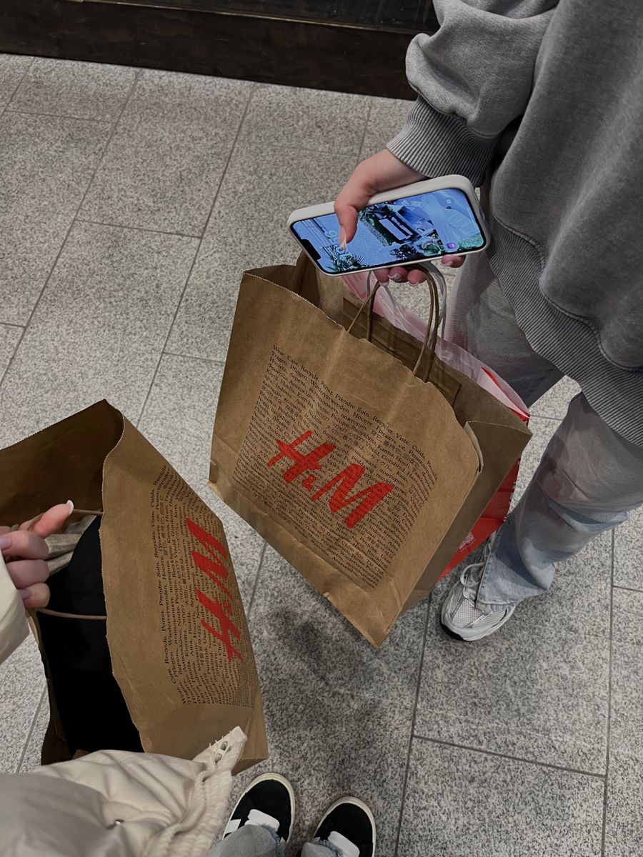 Những chiếc túi giấy H&M từng chiếm sóng MXH một thời. (Nguồn: Instagram)