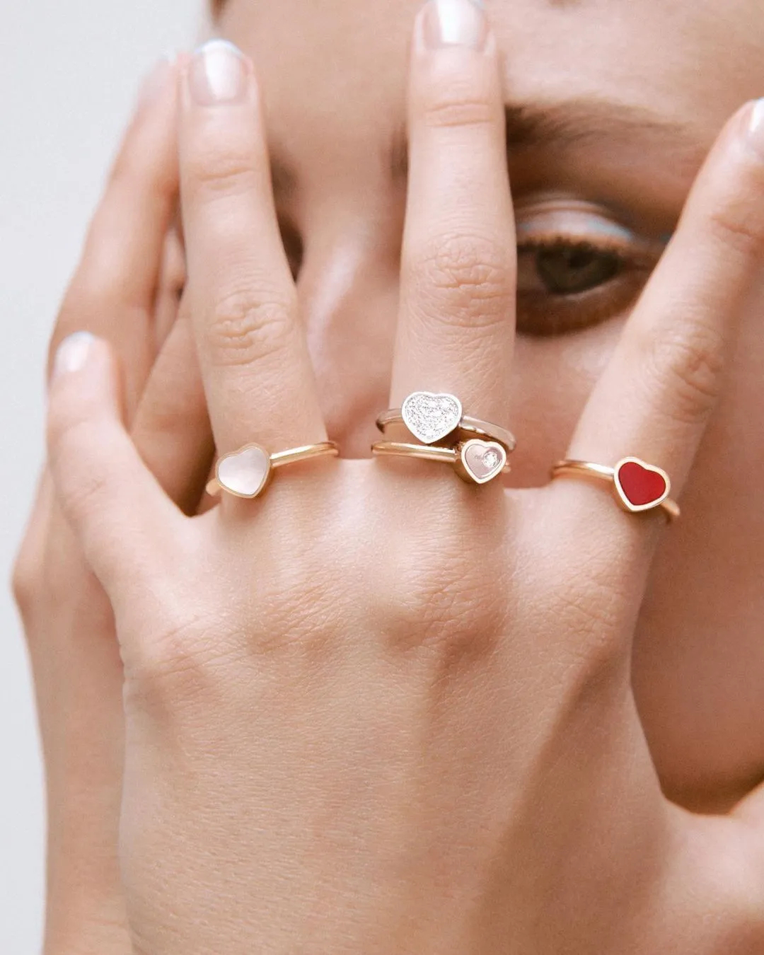 Thiết kế hình trái tim của My Happy Hearts và collection này đồng điệu với tinh thần tích cực, trẻ trung và yêu đời của Hari Won.