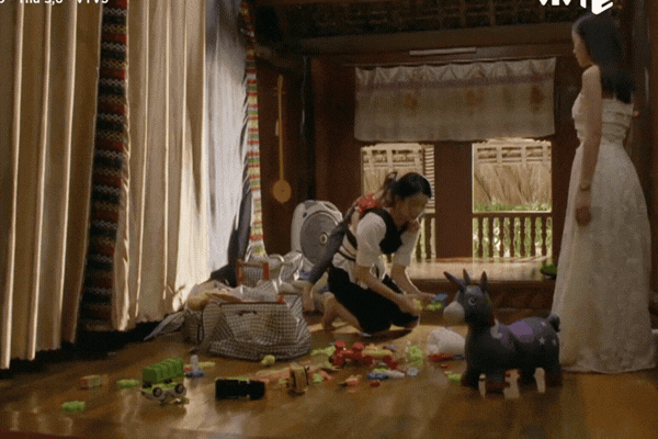 Vi Minh trịch thượng và khó chịu khi nhìn mẹ con Khánh