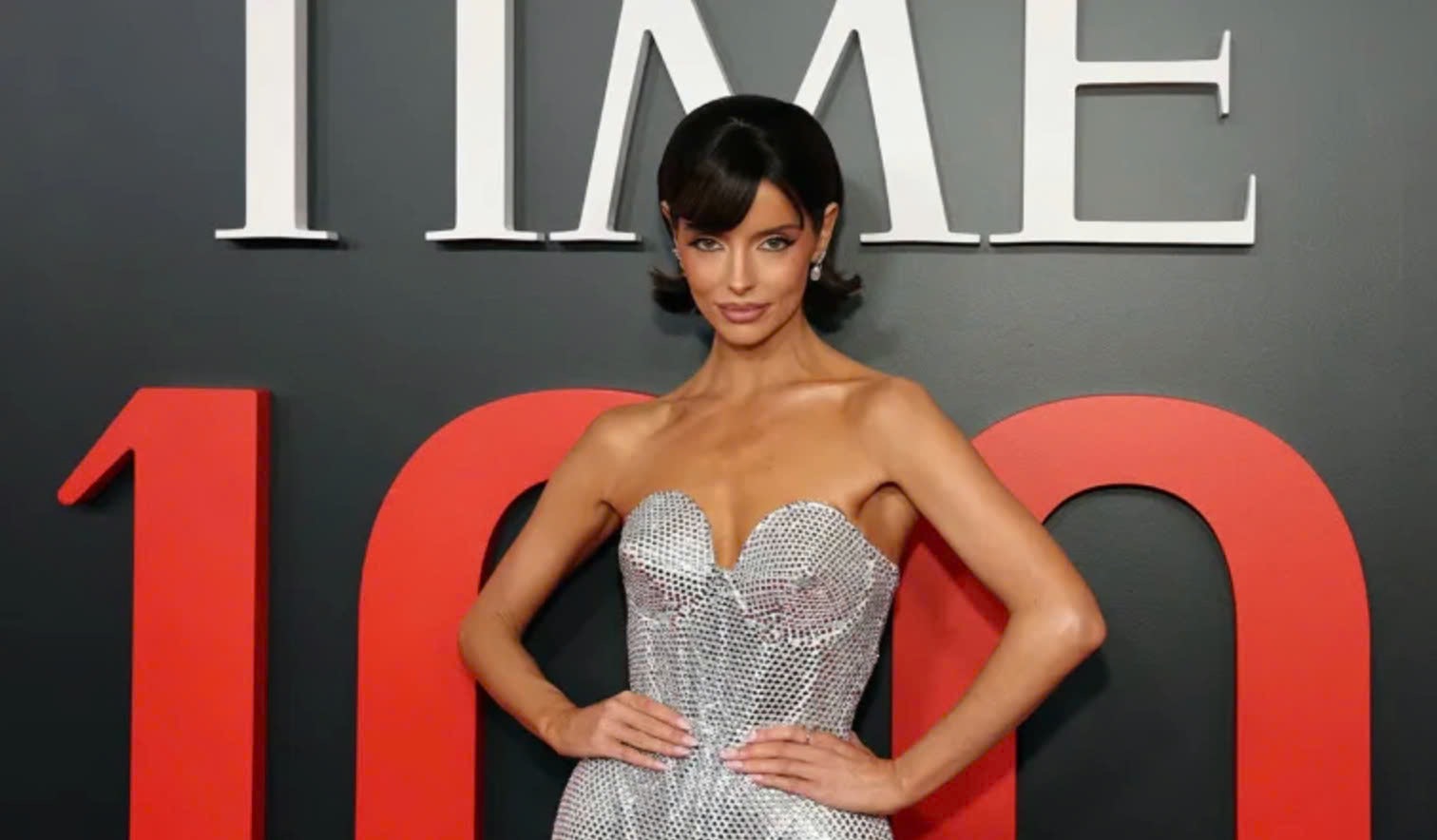 Layout makeup và kiểu tóc này như sinh ra để dành cho outfit thảm đỏ này. (Nguồn: Getty Images)