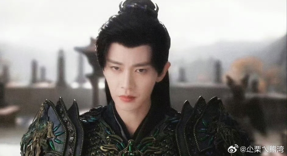 Gương mặt bị bóp méo, mất đi đường nét tự nhiên vì dùng filter làm đẹp của nam diễn viên