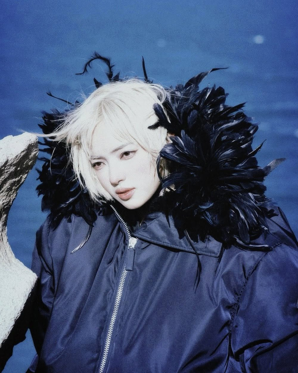 Giọng hát của Châu Bùi bị nhận xét là mỏng, yếu, phát âm chưa rõ chữ và lộ rõ việc lạm dụng phần mềm chỉnh âm thanh để che lấp những khuyết điểm (Ảnh: FBNV)