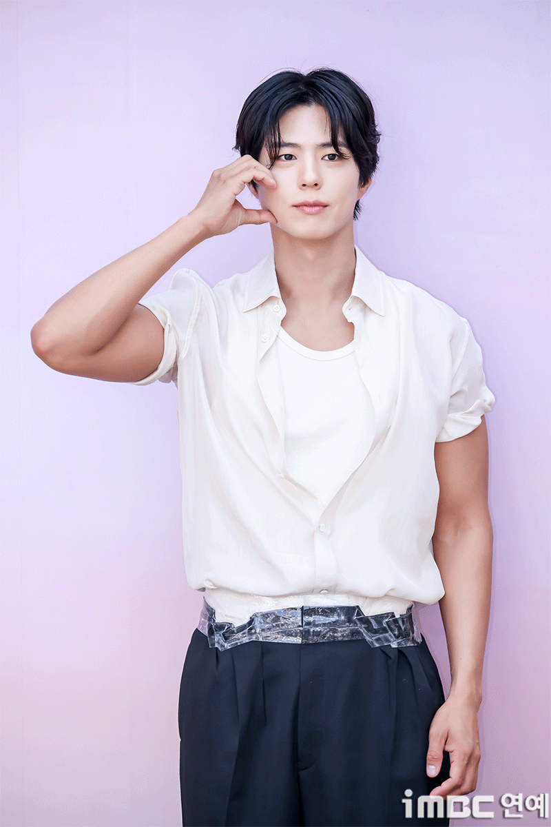 Park Bo Gum bị báo Hàn chê cười vì chiếc quần rộng phải quấn băng dính khỏi tuột giữa sự kiện