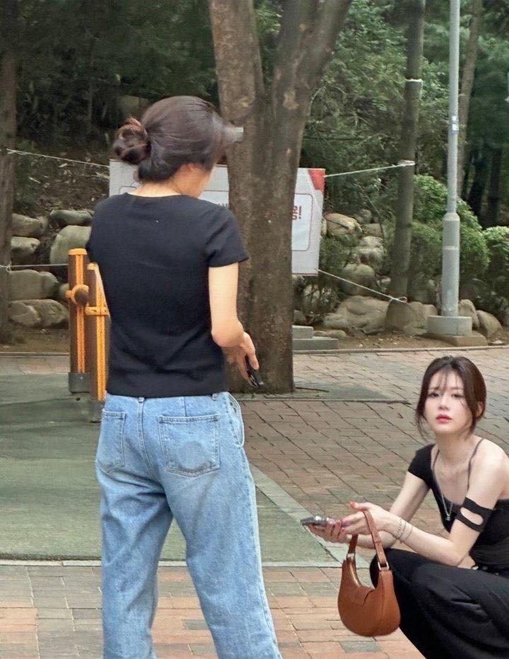 Ảnh chụp điện thoại thôi nhưng nhan sắc của Go Youn Jung vẫn đẹp phát sáng. Bức ảnh này đang viral trên mạng xã hội X.